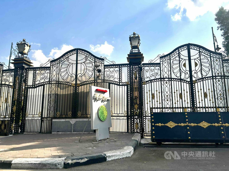 叶门叛军「青年运动」组织近期加大对沙乌地阿拉伯首都利雅德及石油设施的攻击。埃及国会将于26日决定，是否授权埃及军方为沙国提供「防御性」支援。图为位于开罗的埃及武装部队管理局入口大门。中央社记者施婉清开罗摄　115年10月25日