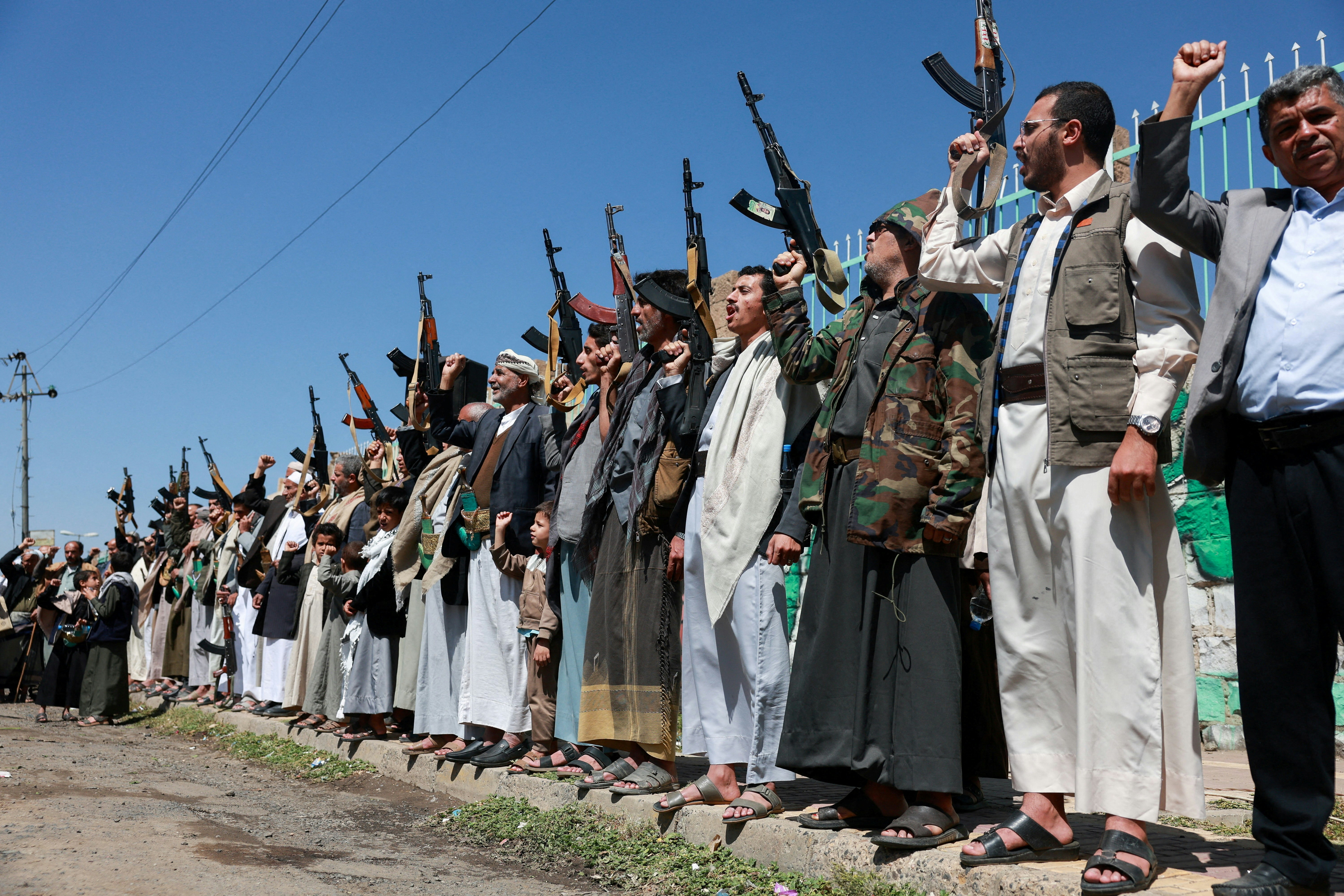 2026年10月7日,也门萨那,胡塞武装(Houthis)的支持者们聚集在一起,声援该组织。(Reuters)