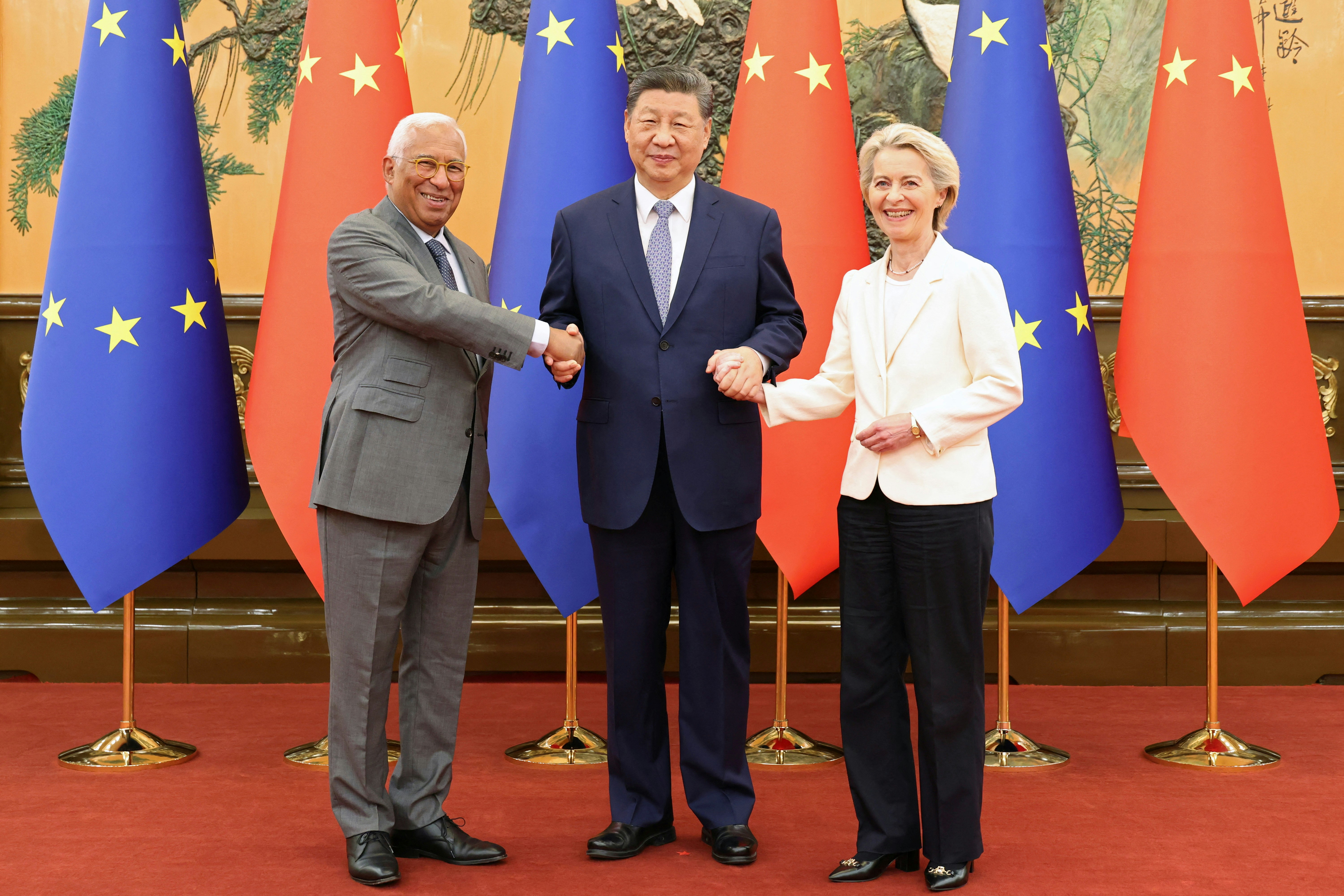 2025年7月24日,中国国家主席习近平在北京人民大会堂与欧盟理事会主席科斯塔(António Costa)和欧盟委员会主席乌尔冯德莱恩(António Costa)握手。(Reuters)