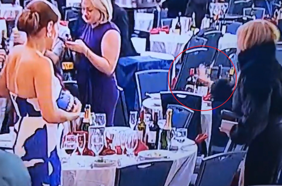 美国白宫记者协会晚宴发生枪击案,在事件过后的混乱场面中,有影片显示一名女子迅速从桌上拿取多瓶酒离开,引发网路热议。(图/翻摄自X@TeslaBoomerPapa)