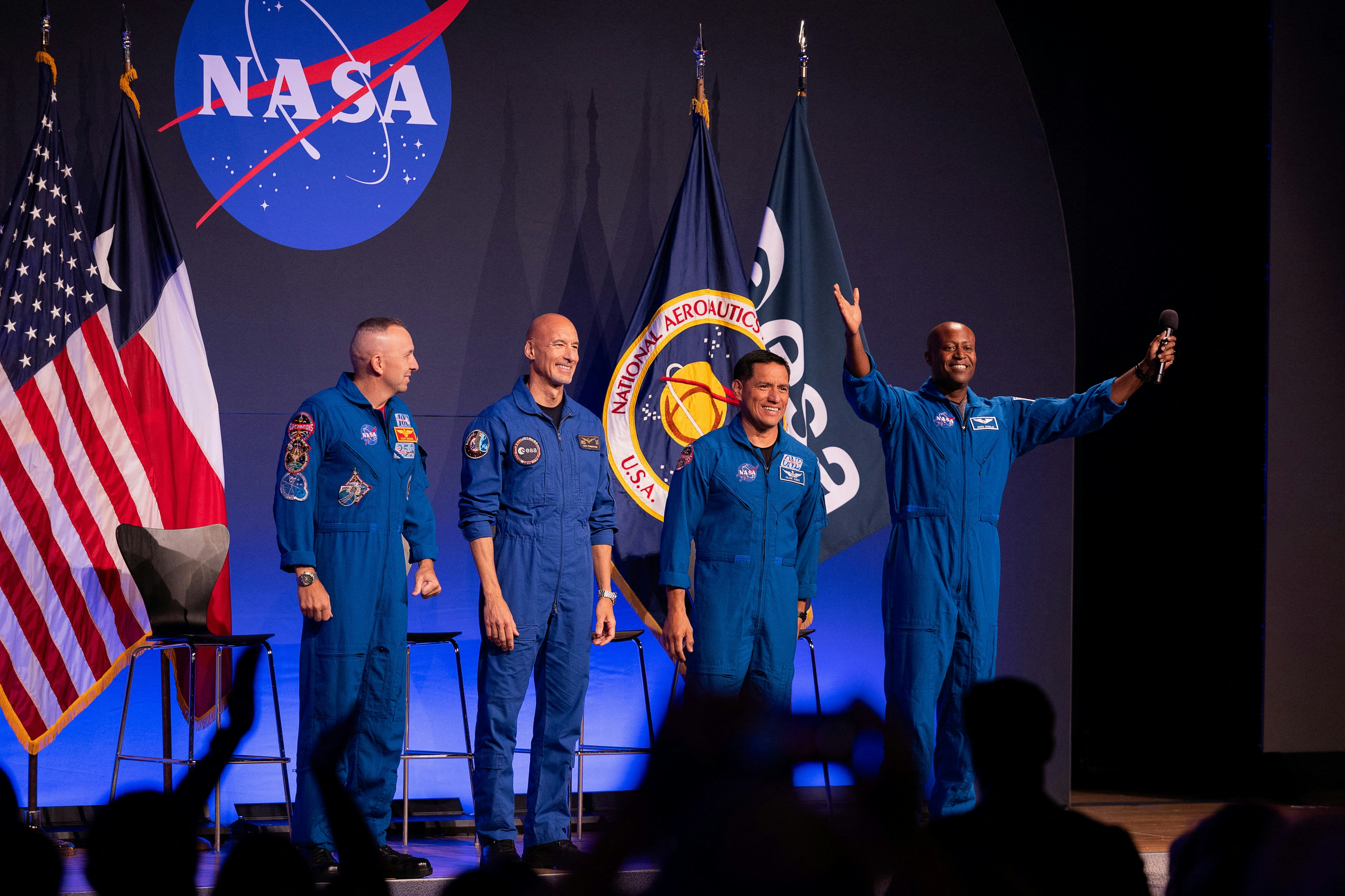 2026年6月9日，美国NASA在休斯敦（Houston）的詹森太空中心（Johnson's Space Center）公布「阿提密斯3号」(Artemis 3）的太空人名单。左起：布雷斯尼克（Randy Bresnik）、帕尔米塔诺（Luca Parmitano）、鲁比奥（Frank Rubio）、道格拉斯（Andre Douglas）
