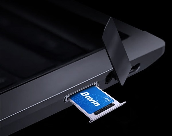 别看体积小,CL100的性能媲美主流固态硬盘,采用PCIe 4.0×2高速接口与NVMe 1.4协议,顺序读写速度最高可达3700MB/s、3400MB/s,随机读写速度最高550K IOPS、650K IOPS。(Biwin)