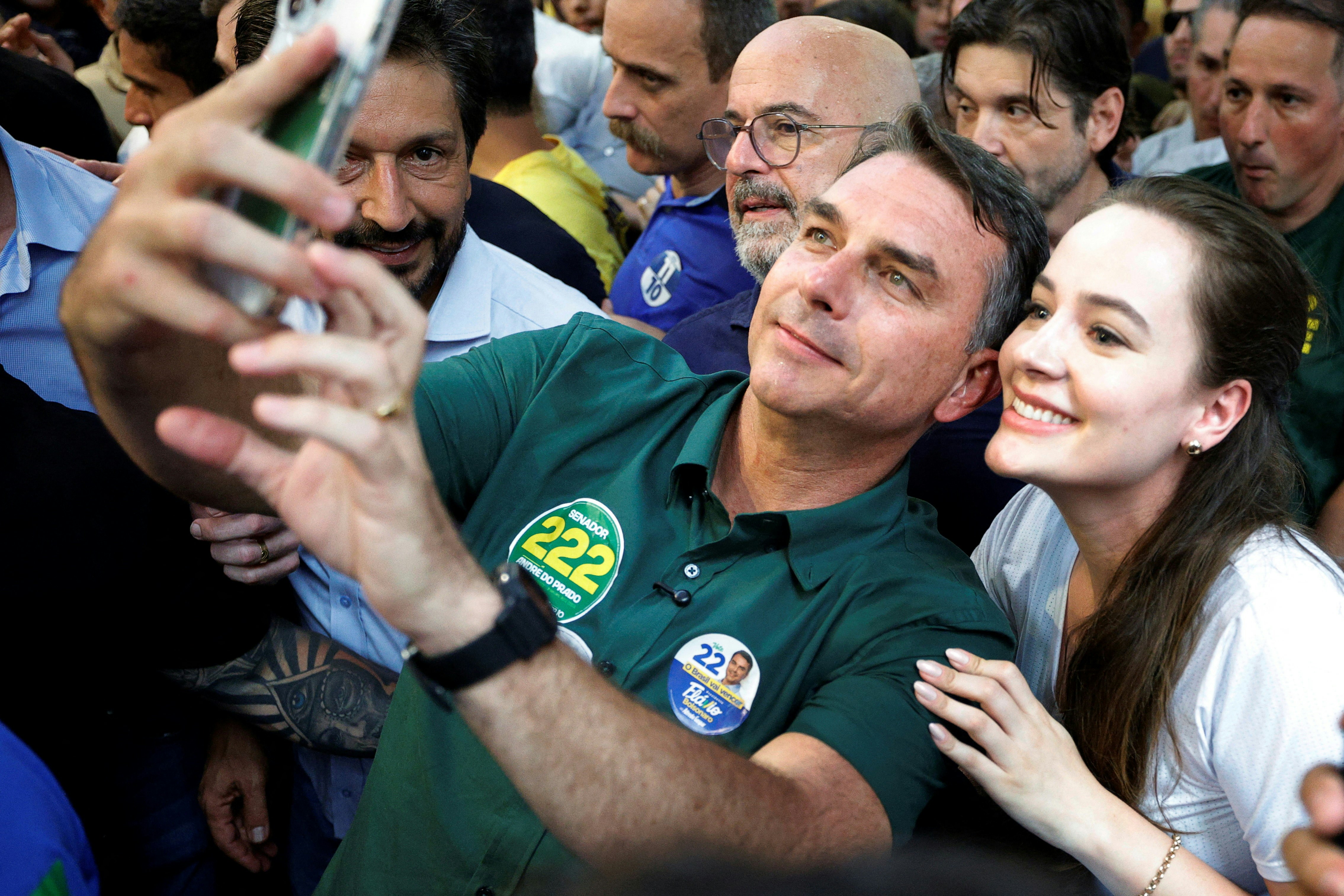 2026年9月28日,巴西自由党(PL)总统候选人弗拉维奥·博尔索纳罗(Flavio Bolsonaro),在巴西圣保罗中央市场的竞选活动中与民众自拍。(Reuters)