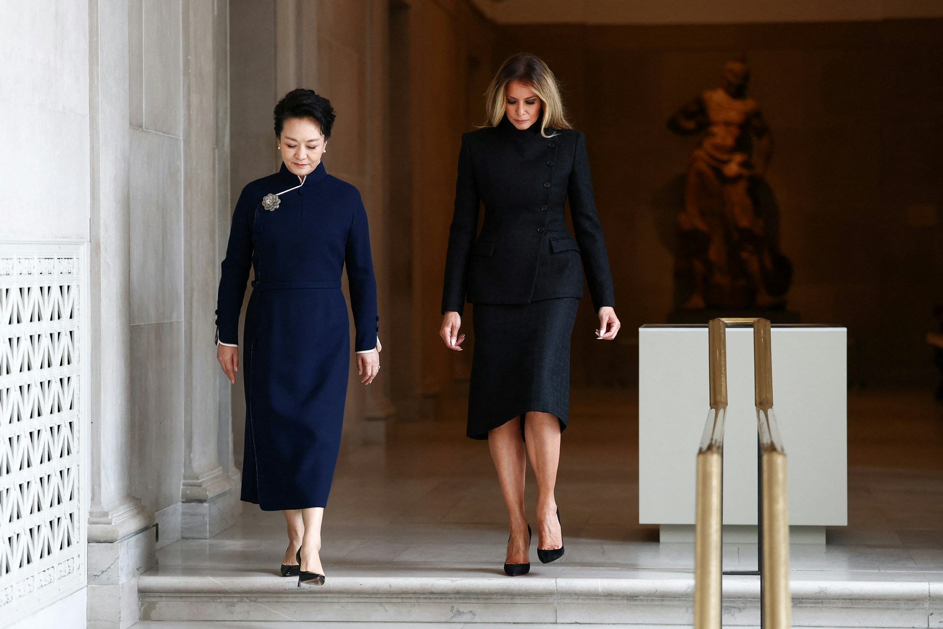 【习近平访美】美国第一夫人梅拉尼娅(Melania Trump)陪同习近平夫人彭丽媛参观史密森尼学会的国立亚洲艺术博物馆。(路透社)