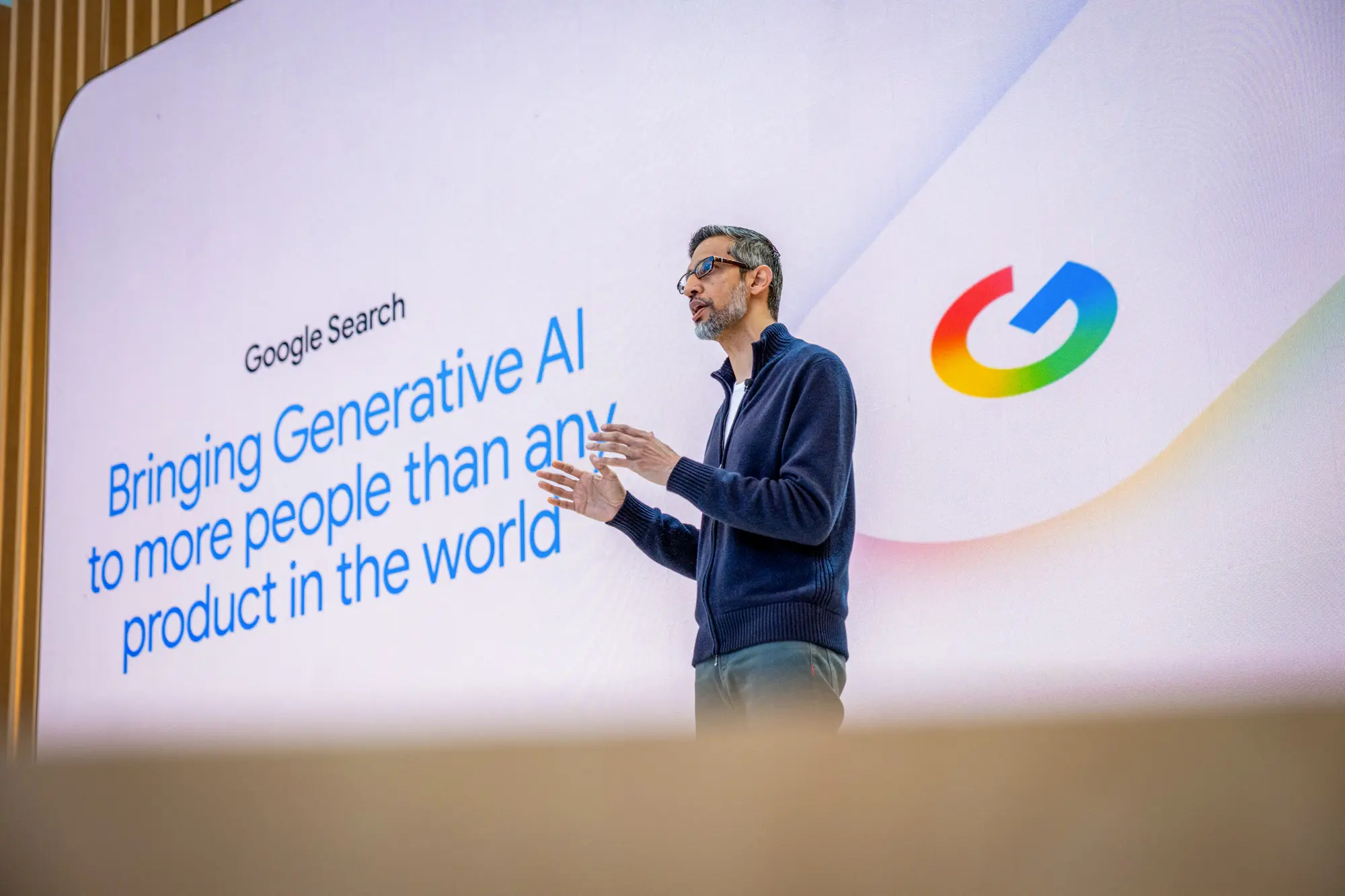 2025年5月20日,谷歌首席执行官桑达尔·皮查伊(Sundar Pichai)在加州山景城(Mountain View)举行的谷歌I/O开发者大会上发表讲话。(Camille Cohen/AFP via Getty Images)