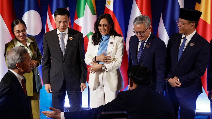 加拿大外长阿南德(Anita Anand)(中)2026年7月22日出席在菲律宾举行的东盟(ASEAN)外长会议。