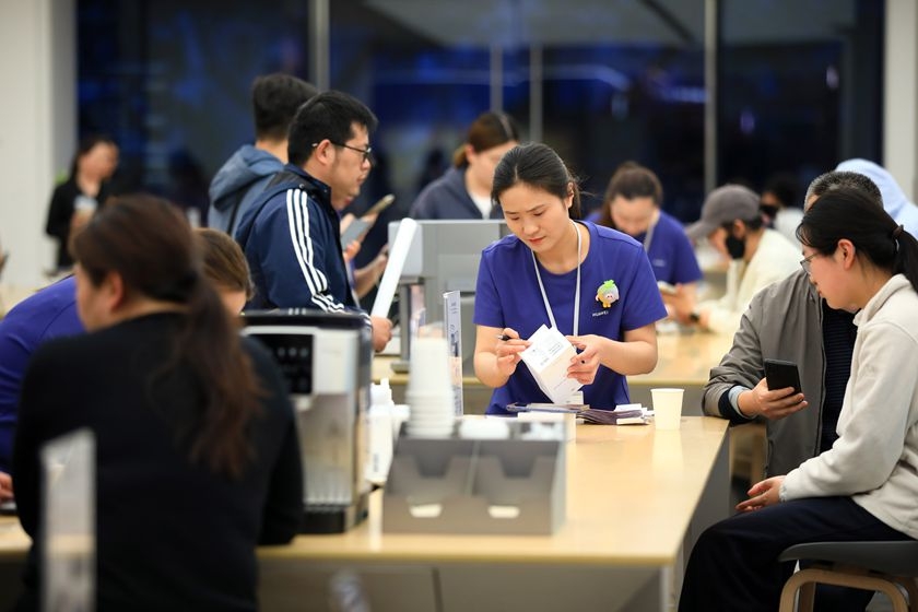 2026年9月,江苏淮安,市民在商场内选购数码商品。图:IC PHOTO