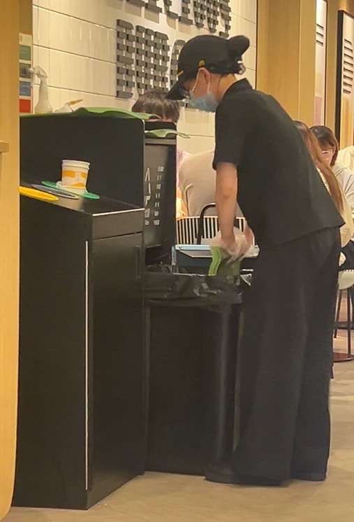 有网友在社交平台上发布视频称，麦当劳（McDonald's）深圳龙华富士康店店员将店内餐盘放入垃圾桶多次按压垃圾。不少网友担心麦当劳的环境卫生问题，还有人表示，自己在其他分店也看到过类似行为，有评论称：「会消毒也不应该拿餐盘压垃圾吧。」（抖音@1077993223）
