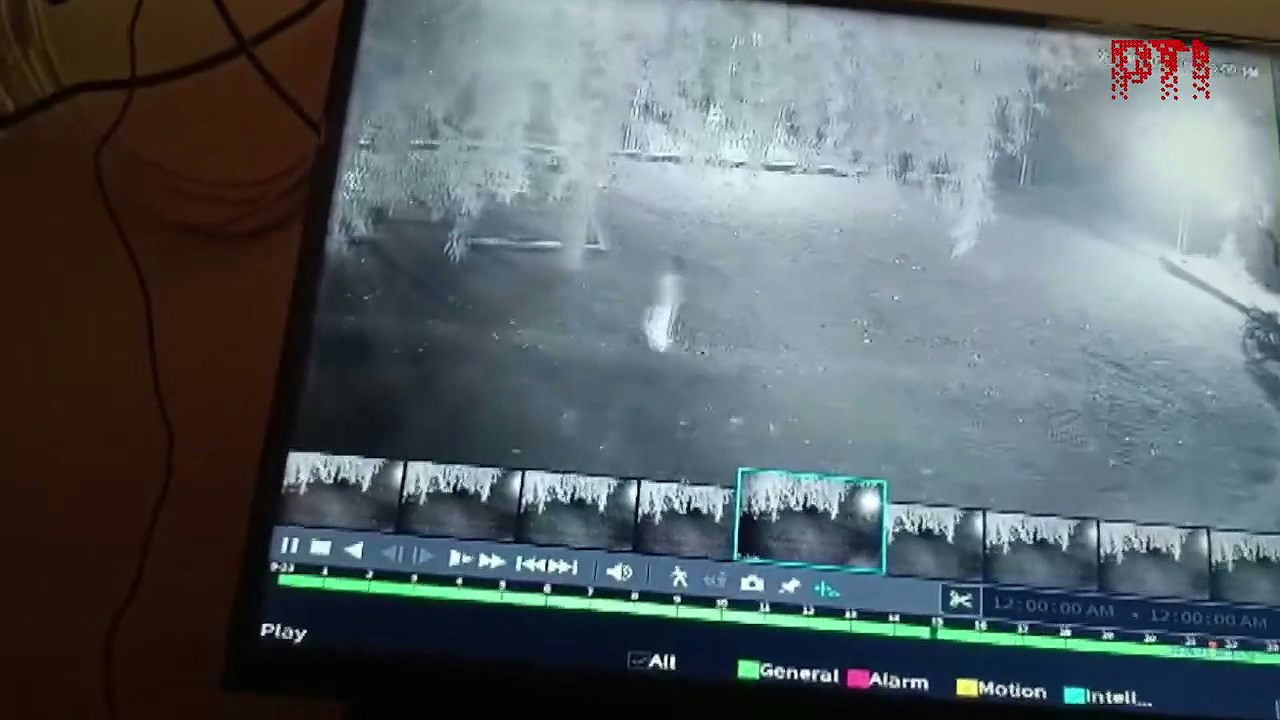 印度日前发生一起令人心碎的惨剧，一名年仅6岁的女童在自家庭院玩耍时，竟遭一只潜伏在身后的花豹以迅雷不及掩耳的速度猛扑袭击，随后被拖入阴影中咬死，监视器纪录下恐怖瞬间。（X@PTI_News）