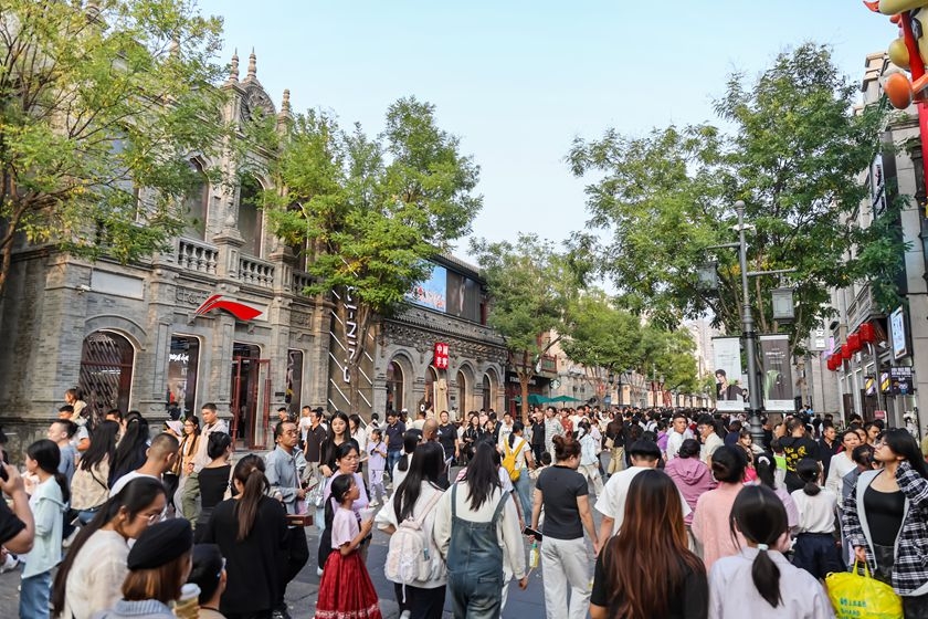 2026年9月27日,太原,钟楼街步行街人流涌动。图:视觉中国