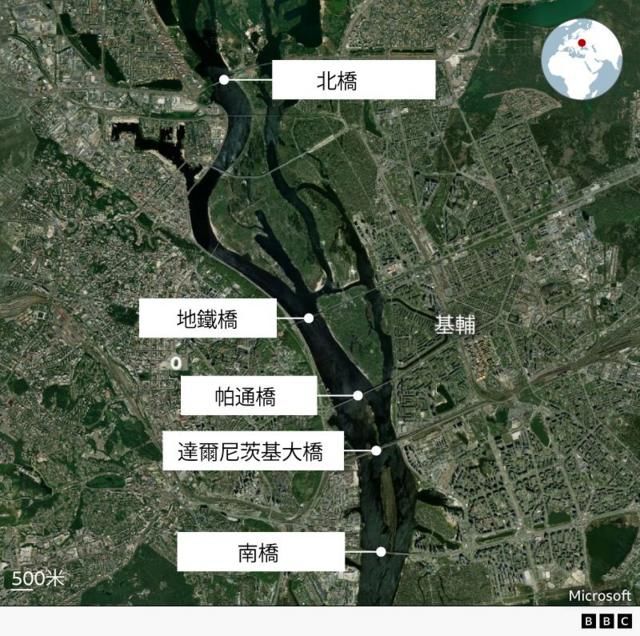 卫星影像显示横跨第聂伯河的桥梁,而这条河将基辅一分为二。BBC 位置示意地图则在地球仪上标示出基辅的位置。