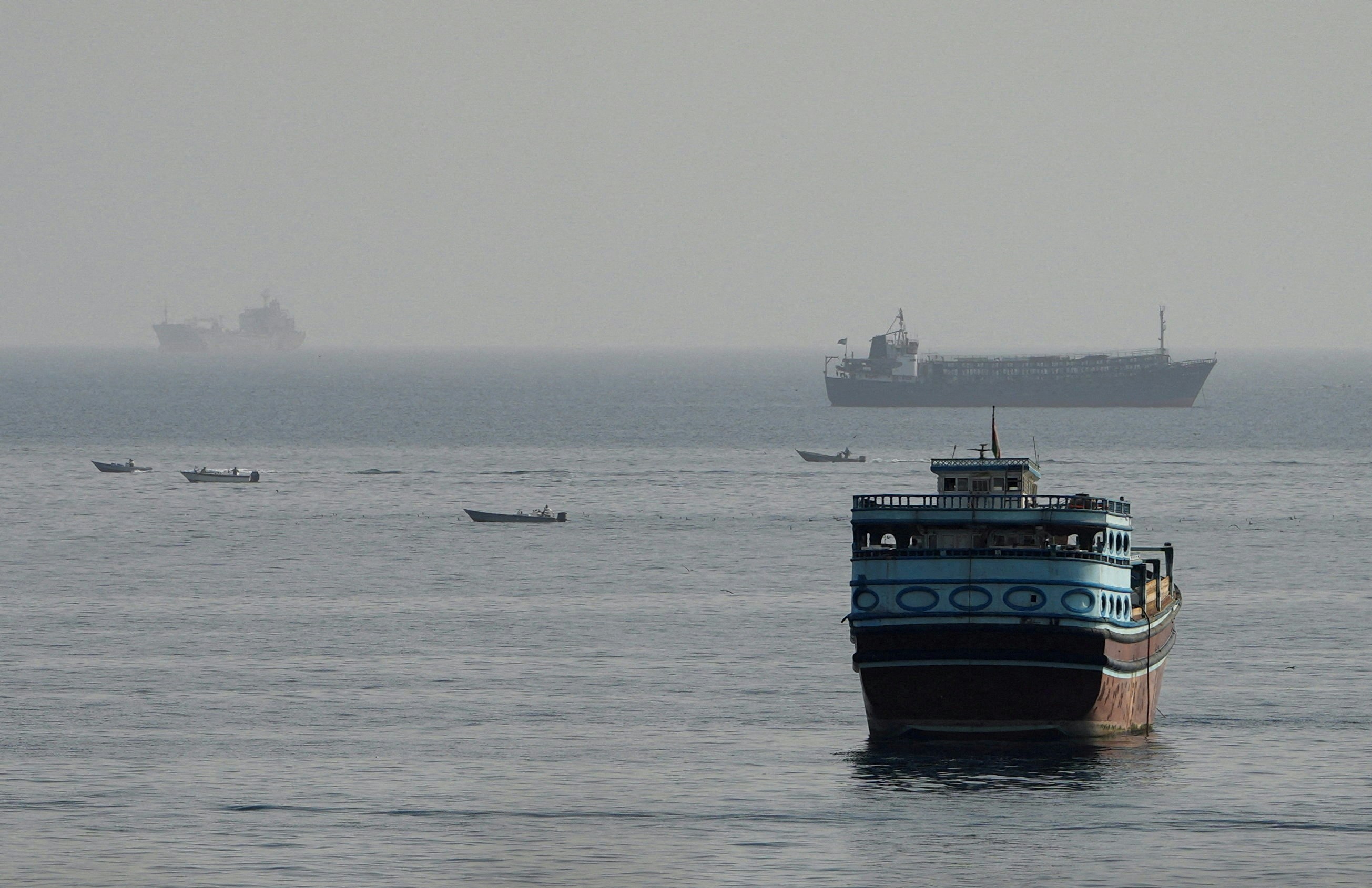 2026年8月3日,从阿曼穆桑达姆(Musandam)看见正在霍尔木兹海峡中航行的船只。(Reuters)