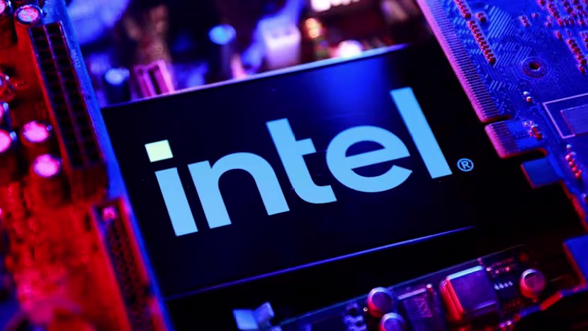 FILE PHOTO: An Intel logo and a computer motherboard appear in this illustration taken on August 25, 2025. REUTERS/Dado Ruvic