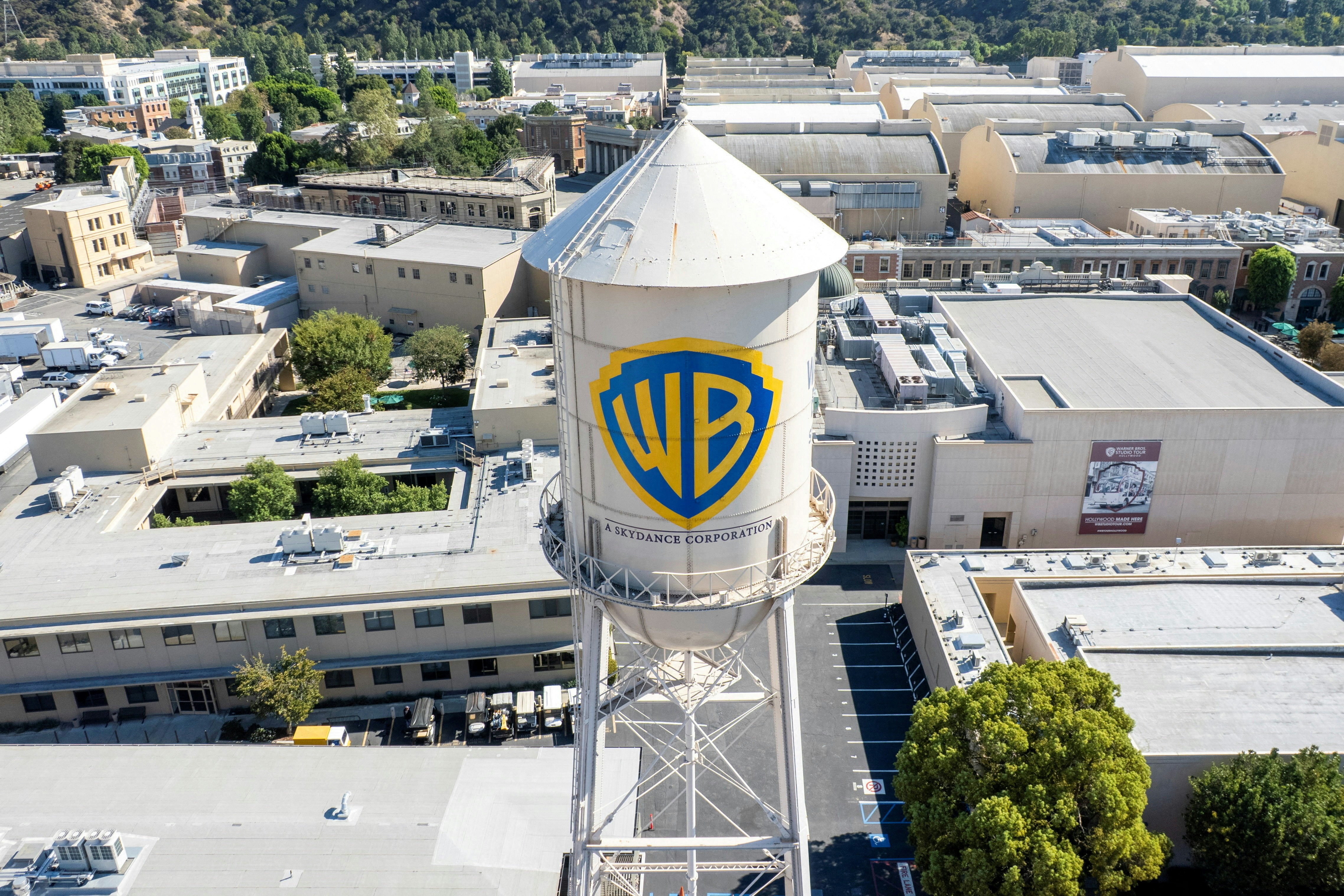2026年10月6日,位于美国加州的华纳兄弟片场(Warner Bros. Studio)水塔,在华纳兄弟标志下有Skydance字样。(Reuters)