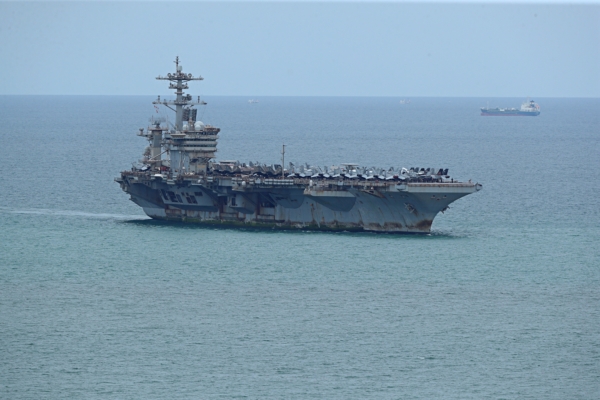 圖為2026年9月2日,美國海軍亞伯拉罕‧林肯號航空母艦抵達泰國度假城市芭堤雅(Pattaya)附近的林查邦港(Laem Chabang Port)。(Thananuwat Srirasant/Getty Images)