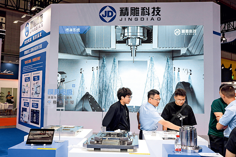2026年7月1日,2026上海国际加工成形装备展览会上的精雕科技展台。