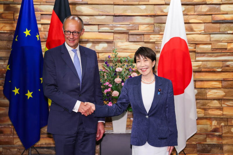 德国总理梅尔茨（左）28日在东京与日本首相高市早苗（右）会谈。（图取自x.com/takaichi_sanae）