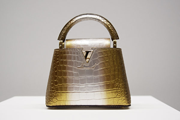 資料圖。2022年2月22日,法國旺多姆,在路易‧威登(Louis Vuitton)工廠的揭幕儀式期間所展示的一款卡皮西納(Capucines)手袋。(Guillaume Souvant/AFP)