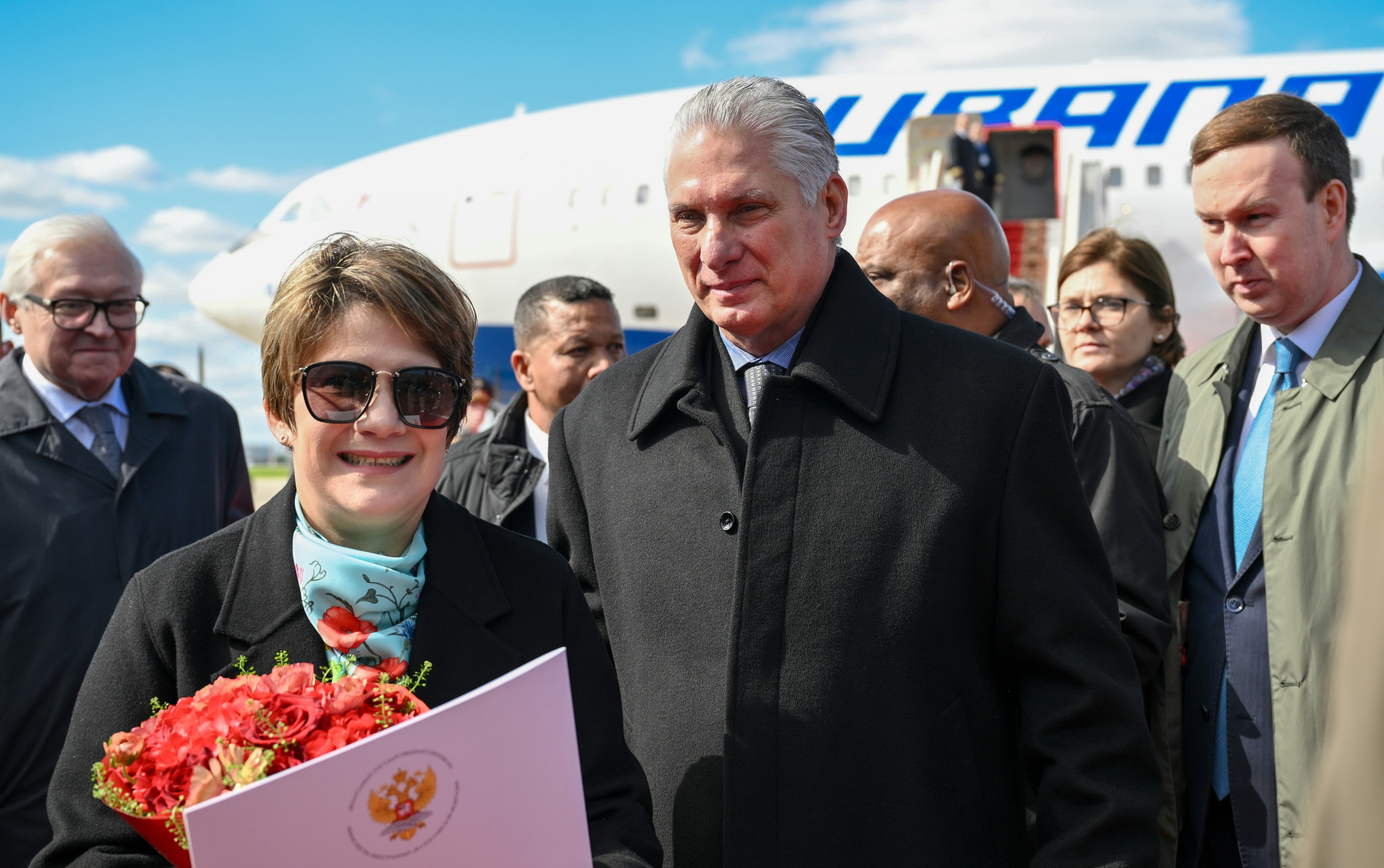2025年5月6日,古巴国家主席迪亚斯·卡内尔(Miguel Diaz-Canel)及其夫人抵达莫斯科,出席俄罗斯纪念卫国战争胜利80周年活动。 (Anadolu via Getty Images)