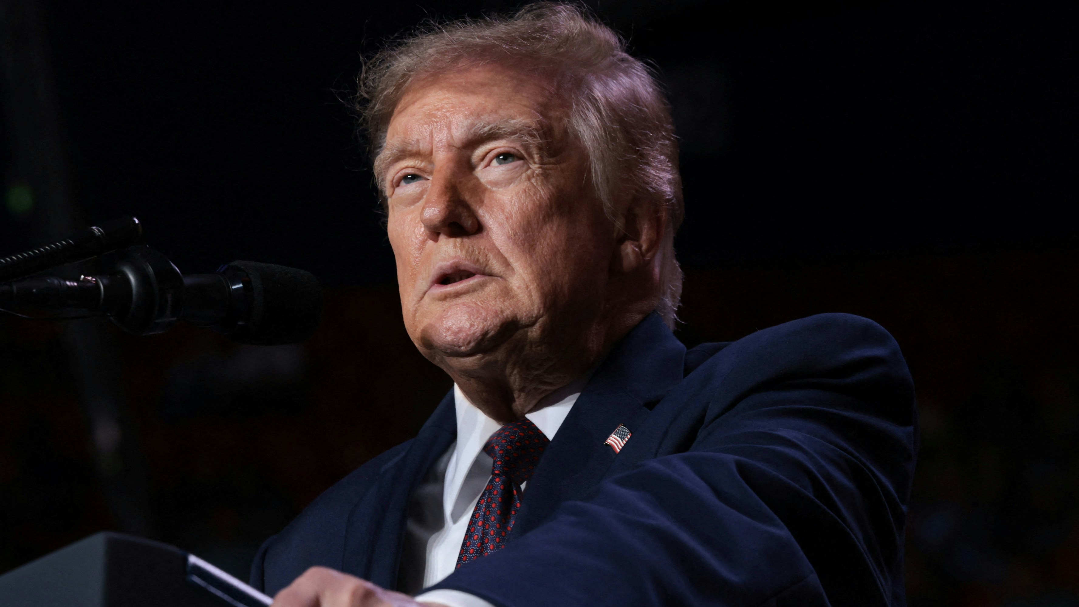 2026年10月2日,美国总统特朗普(Donald Trump,又译川普)在美国阿拉巴马州莫比尔举行的中期选举集会上发表讲话。(Reuters)