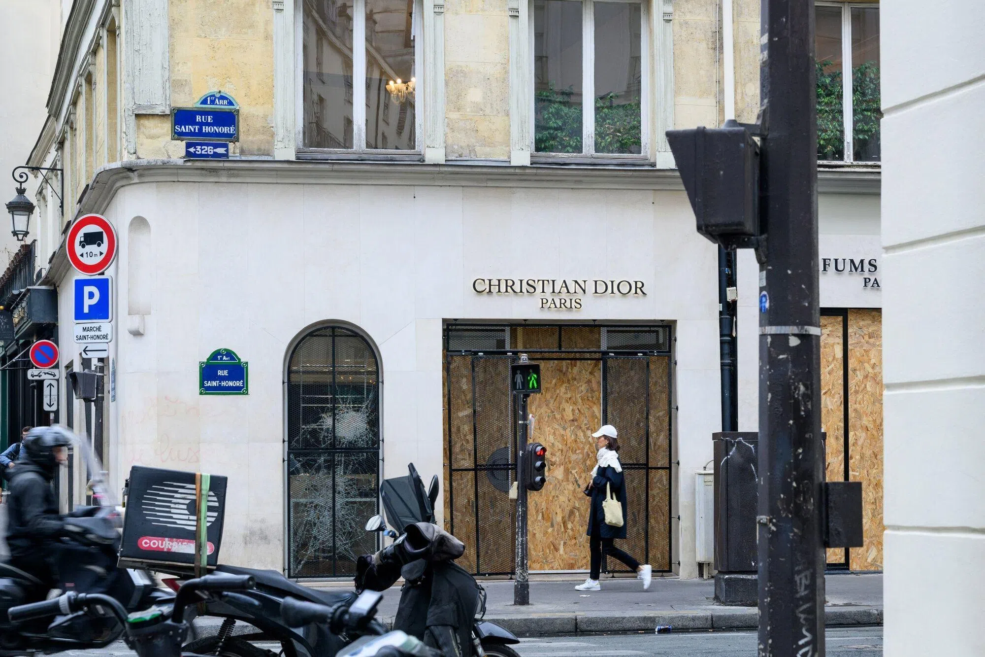 上周末的抗议发生后,位于巴黎圣奥诺雷街(Rue Saint-Honore)的一家迪奥精品店于10月21日用木板封死门面。(彭博社)