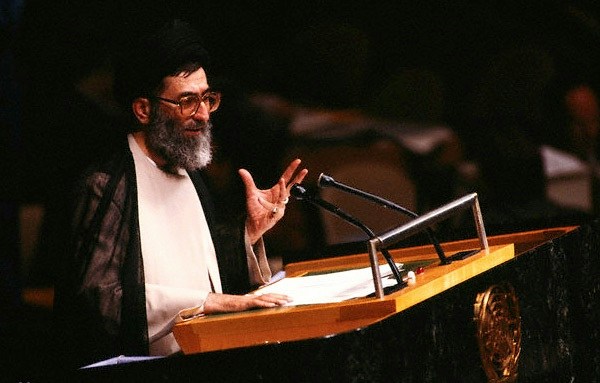 1987年9月22日,时任伊朗总统哈梅内伊站在这里,痛斥美国霸权。(WikiMedia)