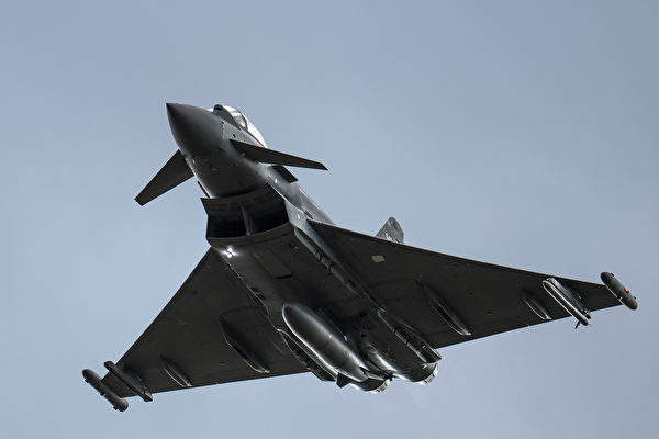 圖為2023年5月16日,英國空軍颱風戰鬥機(Eurofighter Typhoon)在英國康寧斯比空軍基地(Coningsby)飛行。該基地是颱風戰機飛行員的訓練基地。 (Christopher Furlong/Getty Images)