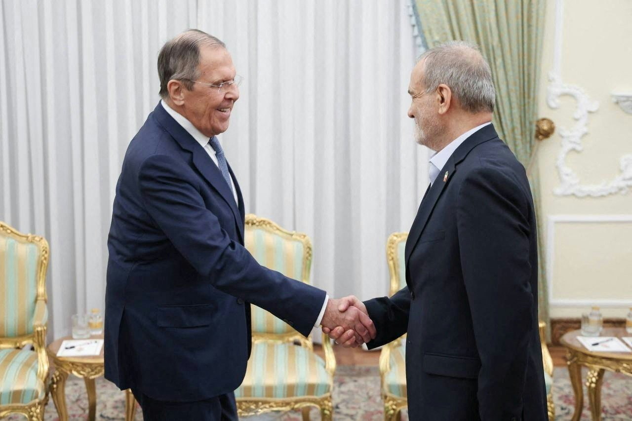 2026年10月19日,俄罗斯外交部长拉夫罗夫(Sergei Lavrov)到访德黑兰,与伊朗总统佩泽希齐扬(Masoud Pezeshkian)会面。(Russian Foreign Ministry/Handout via REUTERS )