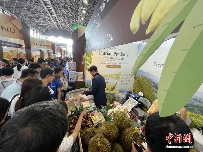 9月18日,第23届中国-东盟博览会上泰国榴莲备受关注。