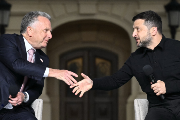 2026年9月6日,烏克蘭總統澤連斯基(Volodymyr Zelensky)在基輔與美國特使威特科夫(Steve Witkoff,左)會談後,在聯合記者會上握手。(Genya Savilov/AFP via Getty Images)