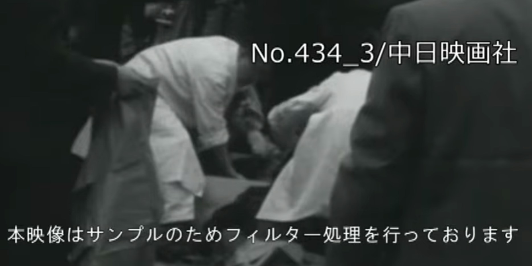「三河岛事故」案发现场很多人都在进行抢救(YouTube@中日映画社)