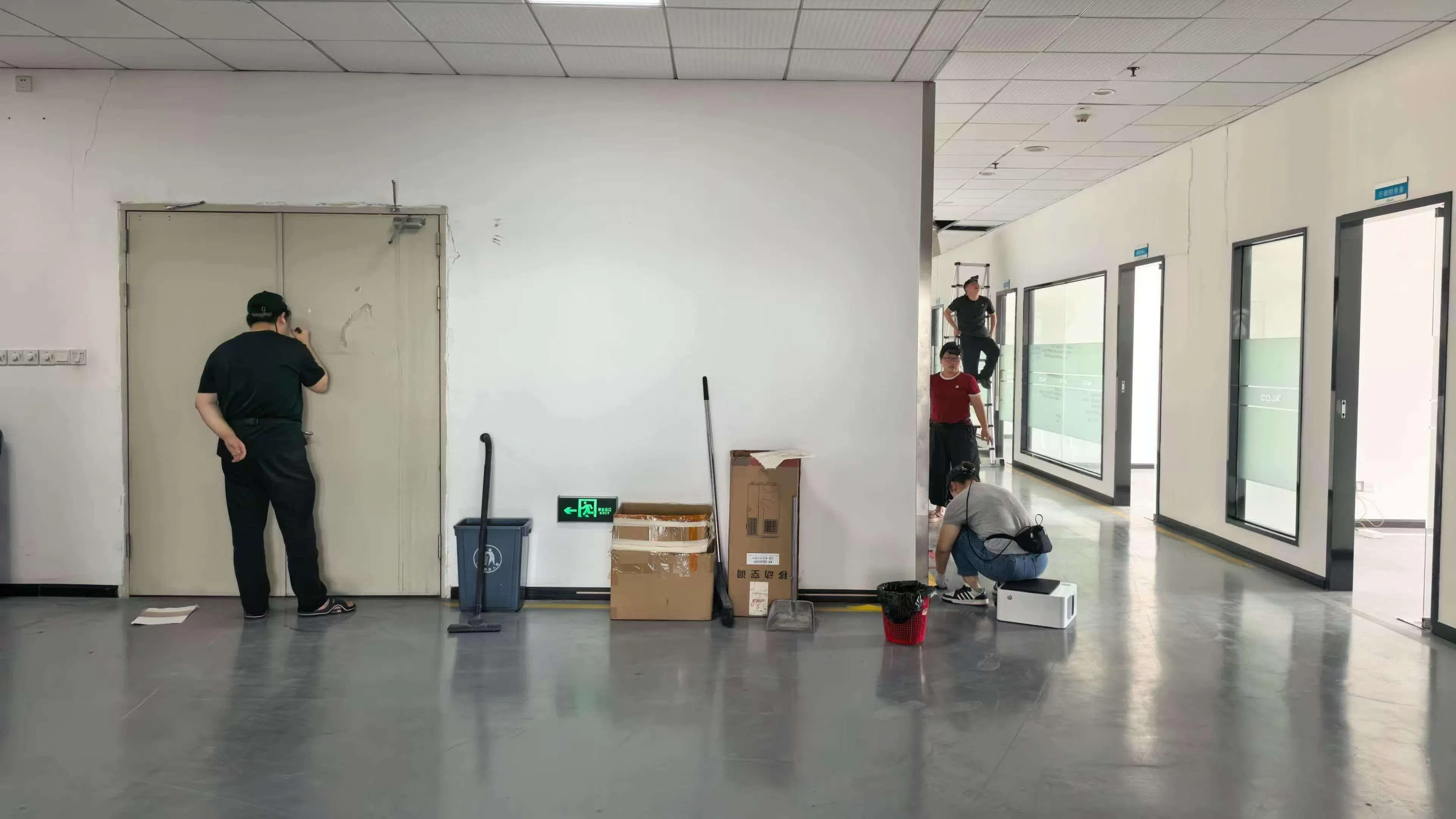 在广州黄埔区一处旧办公室改造的“数采基地”,数采员在其中反复完成各种家务劳动。这是目前数据采集公司最常见的场景之一,也是市场认为机器人能率先实现落地的任务。(受访者提供)