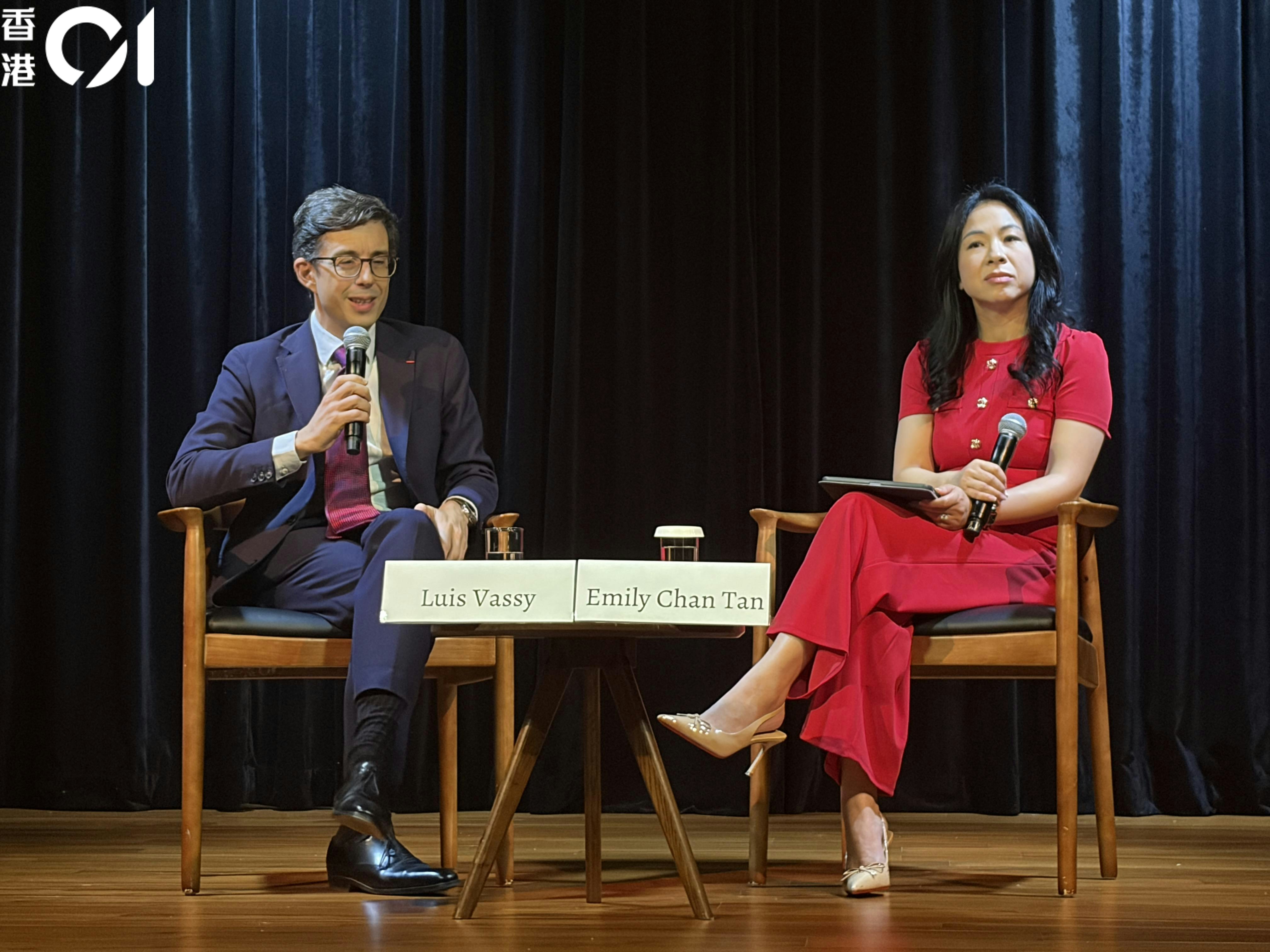 2026年10月13日,前法国高级外交官、现任巴黎政治学院(Sciences Po)校长瓦西(Luis Vassy,左)在香港亚洲协会出席主题为「欧洲、亚洲与国际关系的未来」的座谈会。(刘耀洋摄)