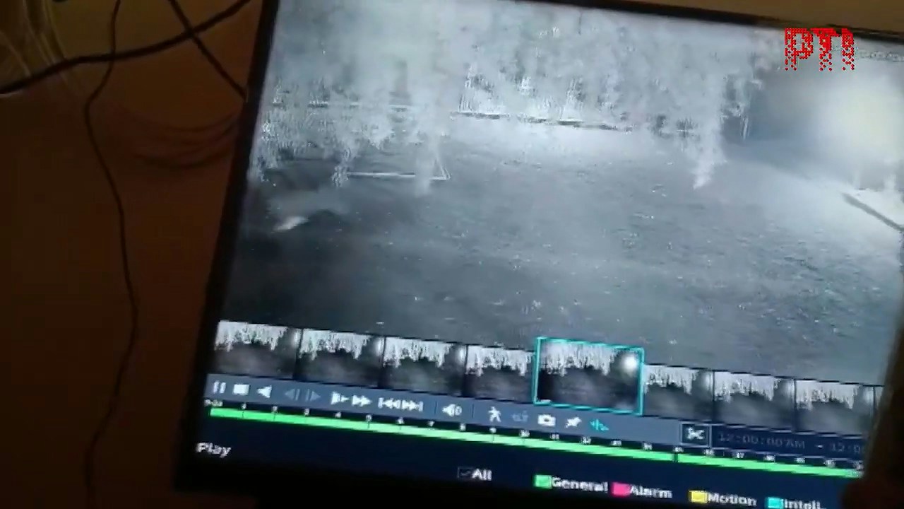 印度日前发生一起令人心碎的惨剧，一名年仅6岁的女童在自家庭院玩耍时，竟遭一只潜伏在身后的花豹以迅雷不及掩耳的速度猛扑袭击，随后被拖入阴影中咬死，监视器纪录下恐怖瞬间。（X@PTI_News）