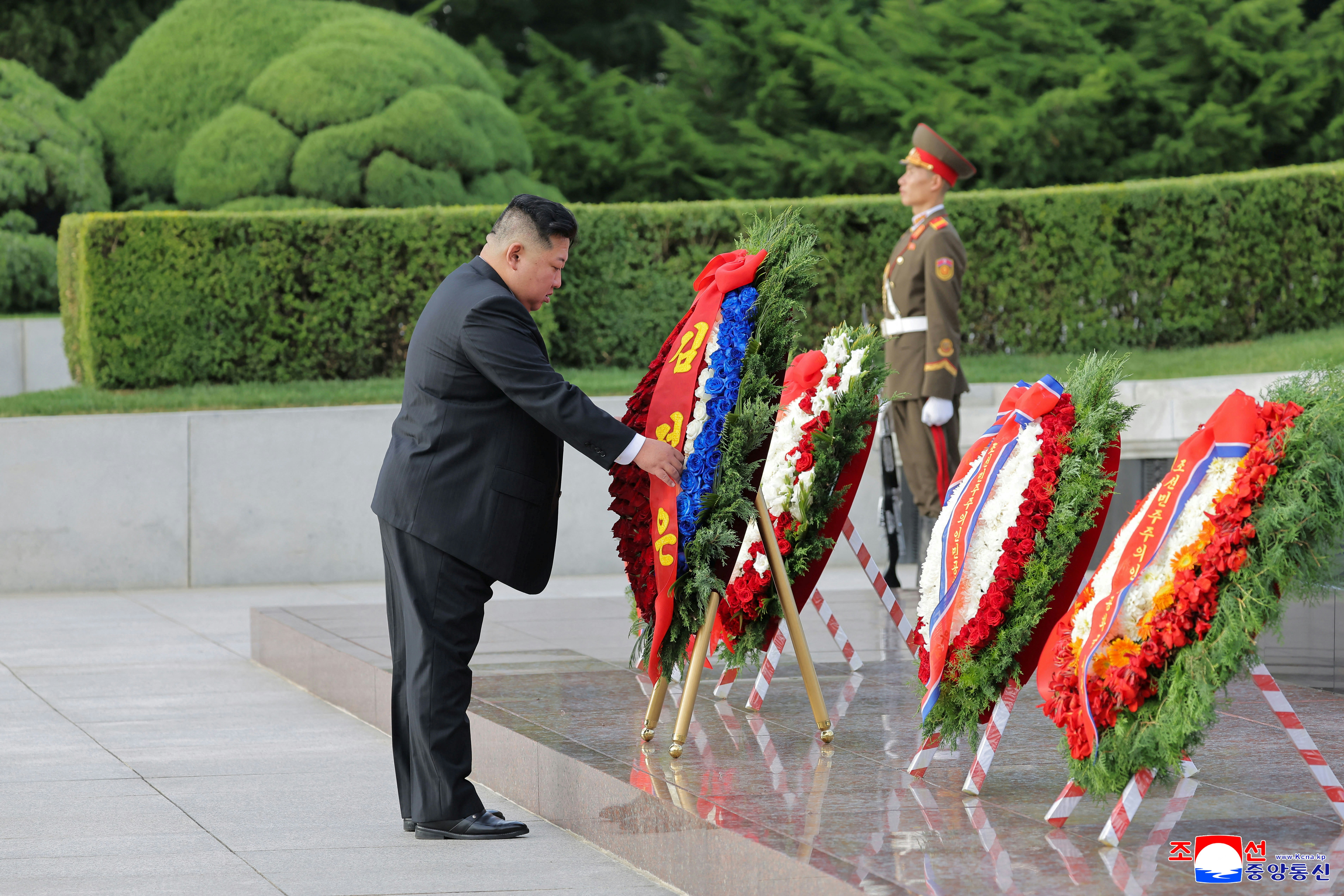 2026年8月14日,朝鲜祖国解放日(又名光复节),领导人金正恩在平壤参观革命烈士陵园。(Reuters)