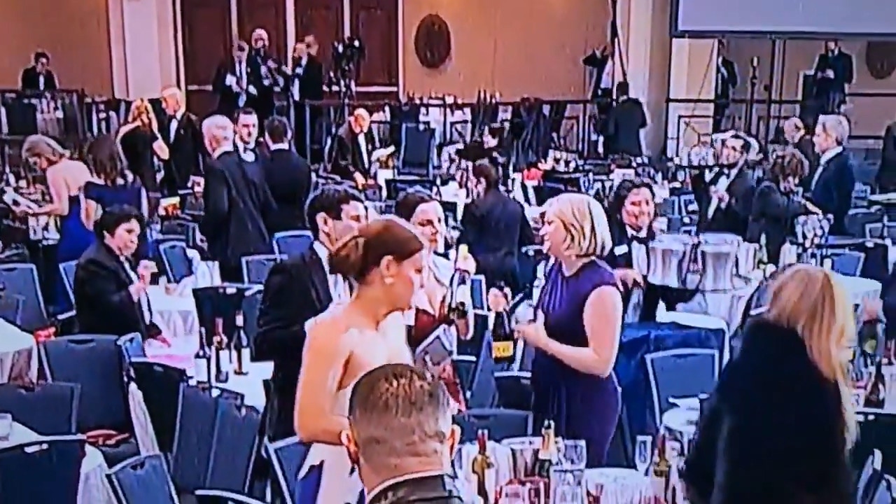 美国白宫记者协会晚宴发生枪击案,在事件过后的混乱场面中,有影片显示一名女子迅速从桌上拿取多瓶酒离开,引发网路热议。(图/翻摄自X@TeslaBoomerPapa)