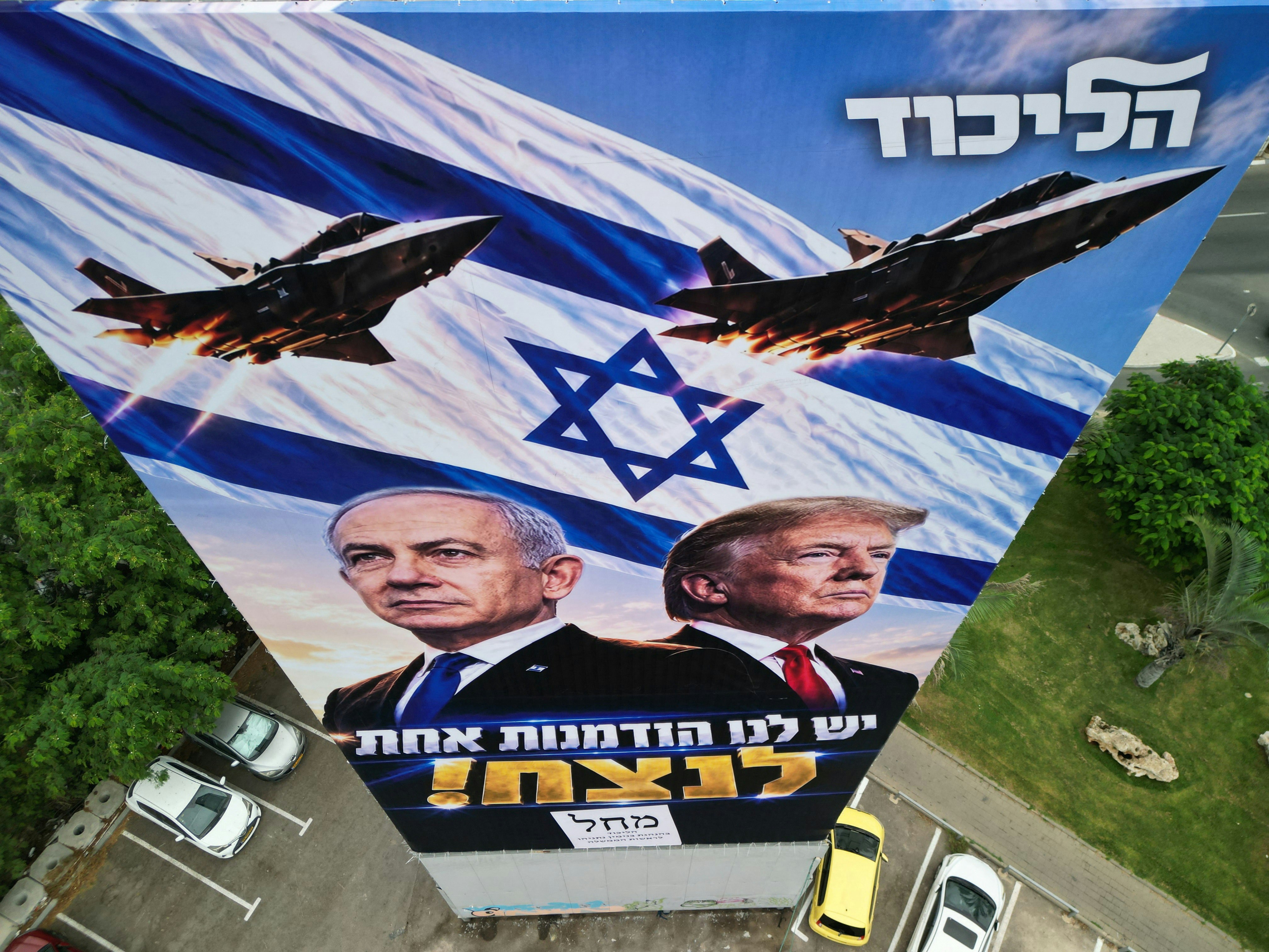 2026年10月26日,以色列特拉维夫,以色列总理内塔尼亚胡(Benjamin Netanyahu)领导的利库德集团(Likud party)的竞选宣传海报,描绘了内塔尼亚胡和美国总统特朗普(Donald Trump)的肖像,并用希伯来语写著「我们只有一次获胜的机会!」 ()