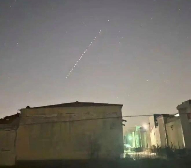 【延伸阅读】河南多地夜空惊现成串「神秘光点」 天文专家:马斯克星链过境(《大河报》图片)
