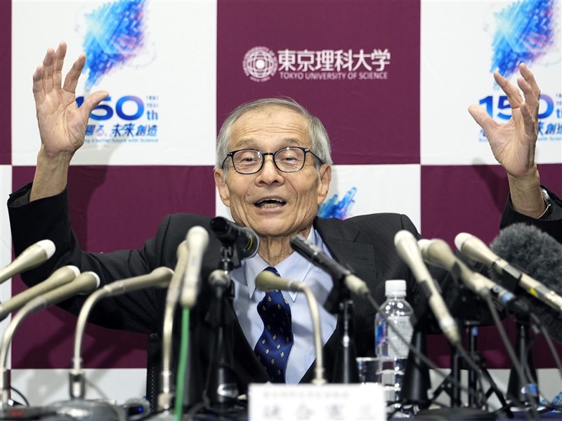 諾貝爾化學獎得主硤合憲三7日在東京理科大學出席記者會。(共同社)