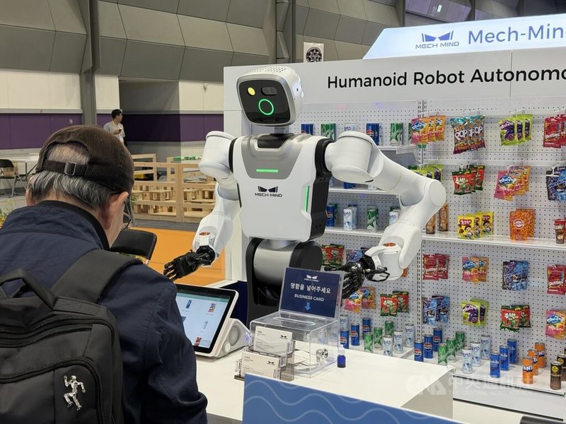 第3届首尔智慧生活周6日在江南COEX开幕,本届聚焦在Physical AI(实体AI),包括机器人商店等体验服务。中央社记者杨启芳首尔摄 115年10月6日