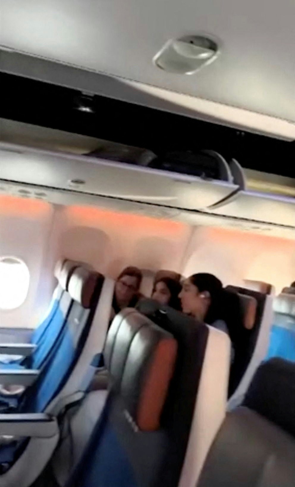 杜拜航空客机惊魂:机舱内部照片(路透社)