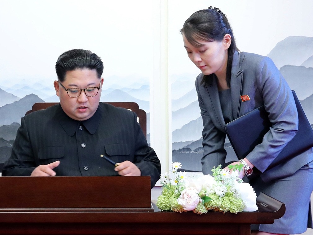 朝鲜领导人金正恩和妹妹金与正。(Reuters)