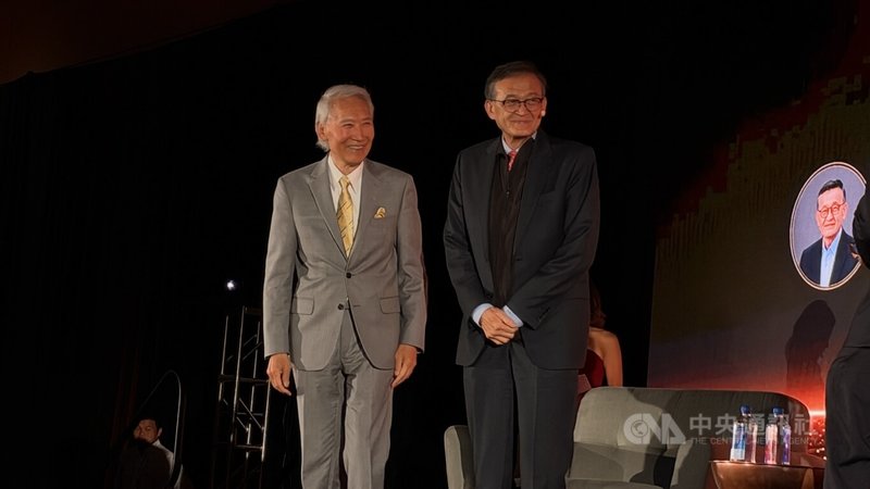 英特尔执行长陈立武(右)担任华美半导体协会(CASPA)年会晚宴炉边对谈嘉宾,由台积电前技术长胡正明引言介绍出场。中央社记者张欣瑜旧金山摄 115年10月25日