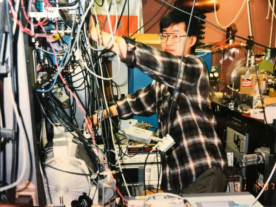 叶军在做研究。(公众号@赛先生)