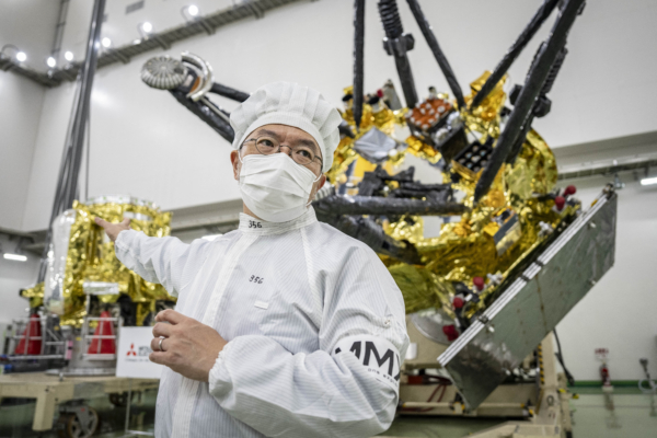 2026年8月13日,火星衛星探測任務(MMX)項目經理川勝康弘(Yasuhiro Kawakatsu)在位於鹿兒島縣南種町的種子島宇宙中心,於MMX探測器前接受媒體採訪。(Yuichi Yamazaki/AFP via Getty Images)