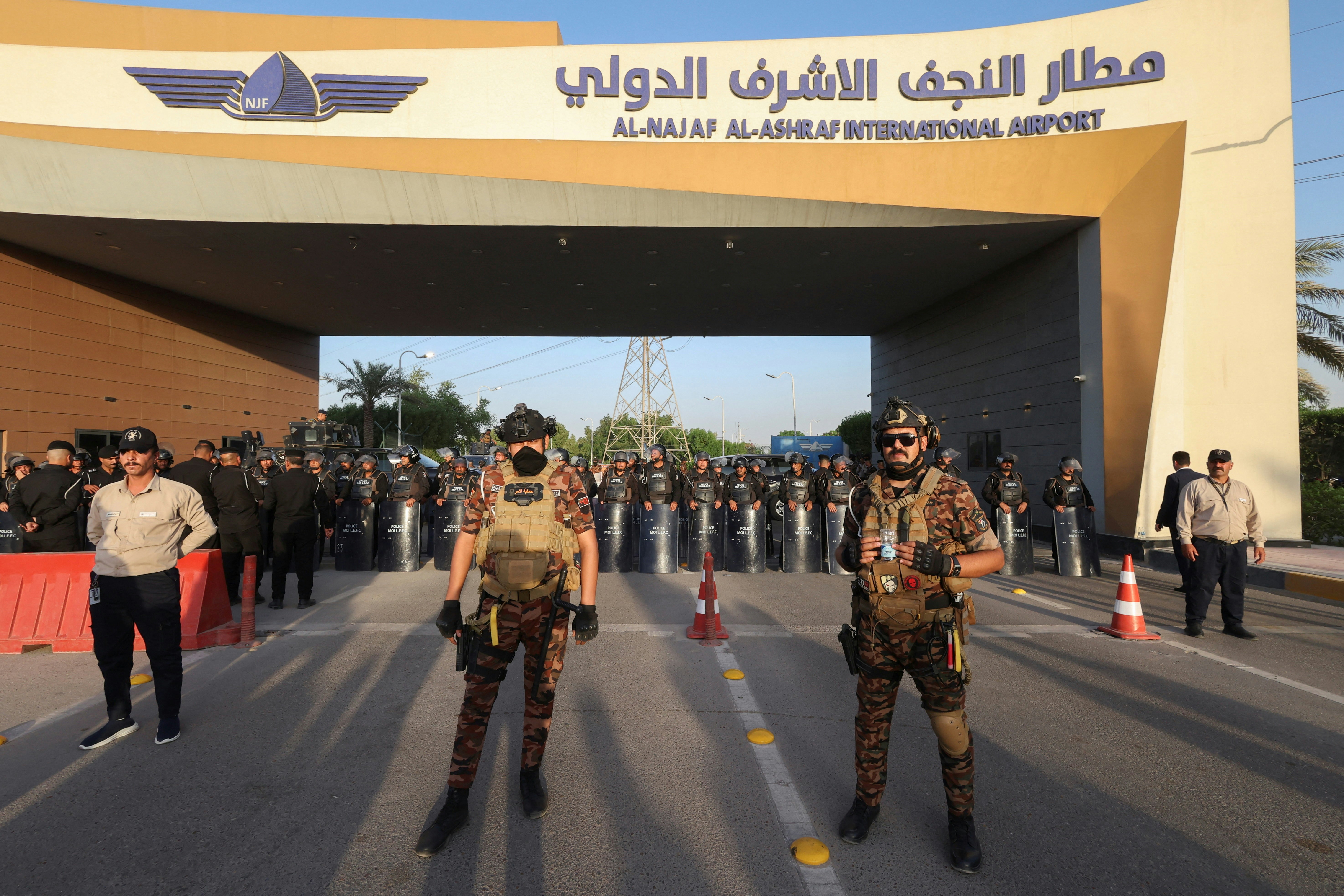 2026年9月28日,伊拉克纳杰夫(Najaf)国际机场外有民众集会,抗议美国对伊朗实施的制裁措施,影响到伊朗和伊拉克之间航班。(Reuters)