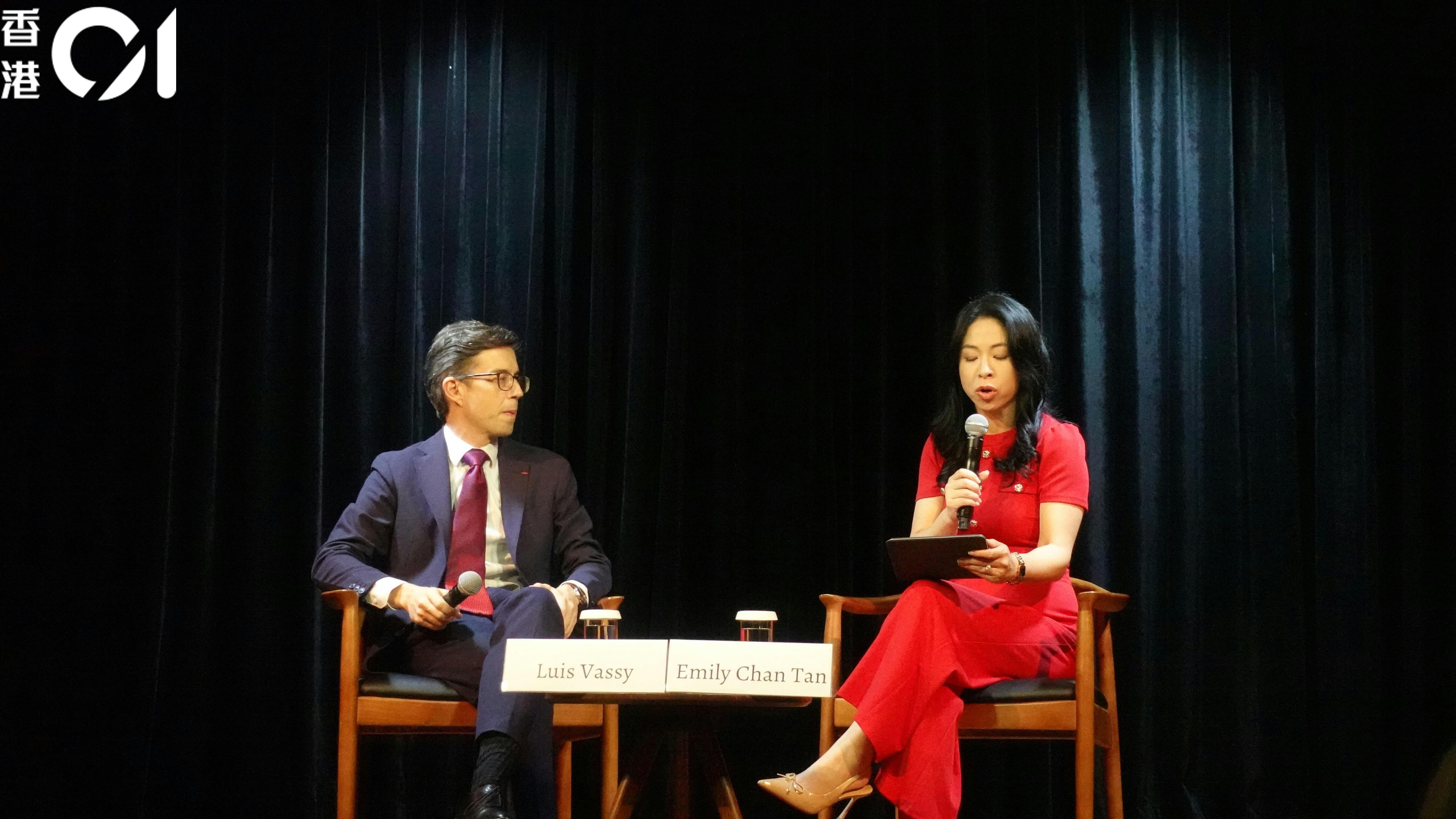 2026年10月13日,前法国高级外交官、现任巴黎政治学院(Sciences Po)校长瓦西(Luis Vassy,左)在香港亚洲协会出席主题为「欧洲、亚洲与国际关系的未来」的座谈会。(刘耀洋摄)