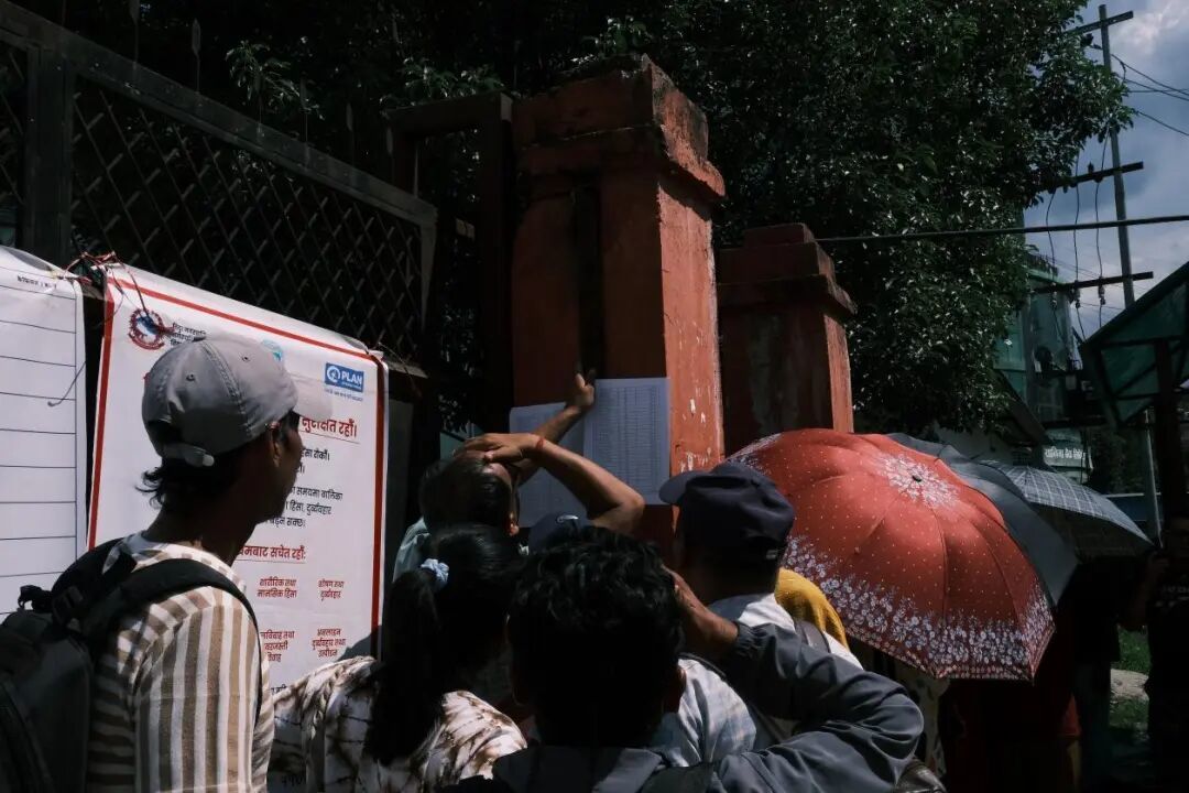 在努瓦果德县,失去房屋的灾民在非政府组织张贴的救济名单上寻找自己的名字。