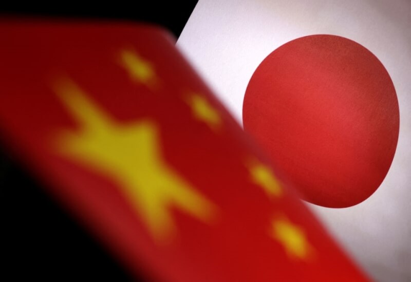 最新调查显示，日本企业正快速撤离中国。图为日本与中国国旗。（路透社）