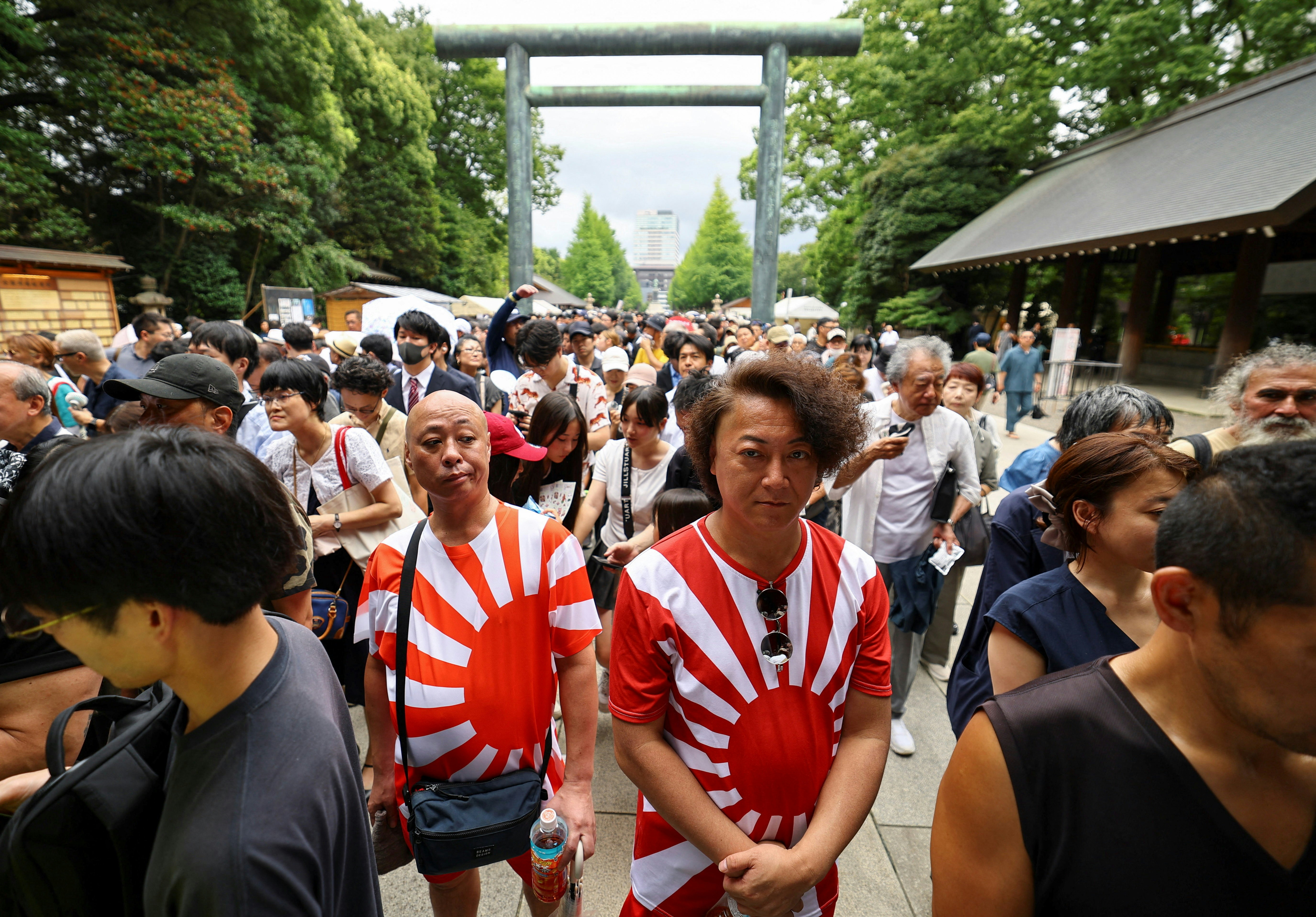 2026年8月15日,日本东京,身穿日本旭日旗主题服装的男子前往靖国神社,悼念二战阵亡将士,纪念日本在二战中投降81周年。(Reuters)